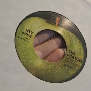 The Beatles Hey Jude vinyl record 45 lp 2276